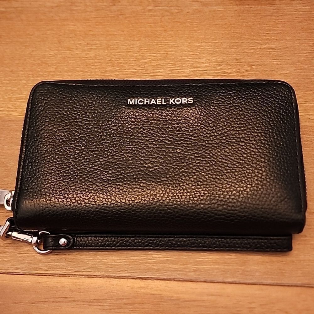 EUC Michael Kors Black Pebble Leather Wristlet Zippy Wallet